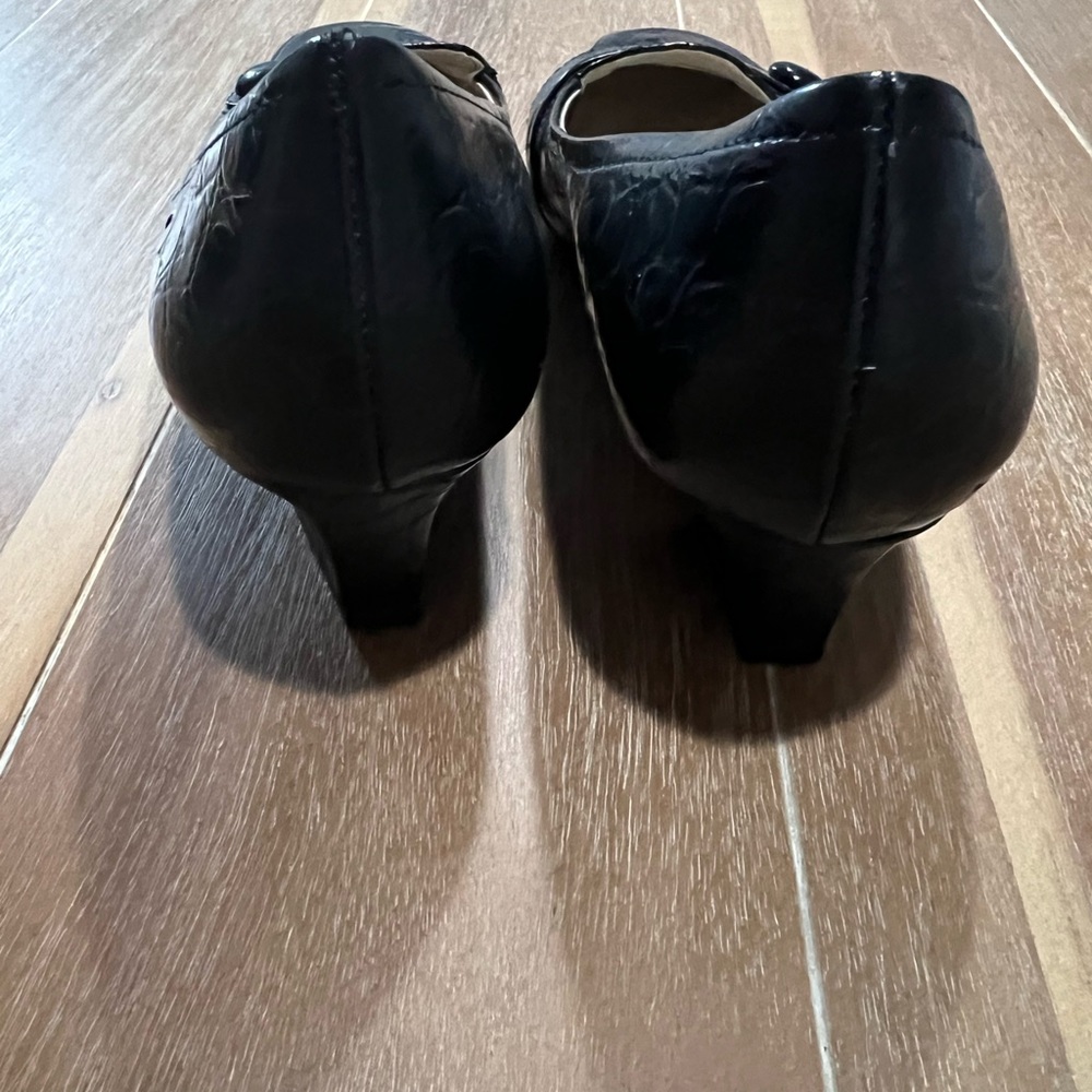 George Heels - Picture 5 of 5